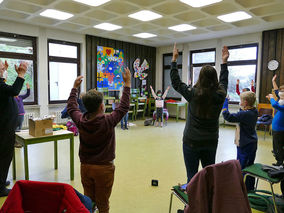 Symbolische Mantelteilung mit den Kommunionkindern (Foto: Karl-Franz Thiede)